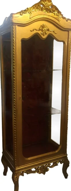 Casa Padrino Barock Vitrine Gold / Bordeaux H 205 cm, B 70 cm - Vitrinenschrank - Wohnzimmerschrank Glasvitrine - Antik Look