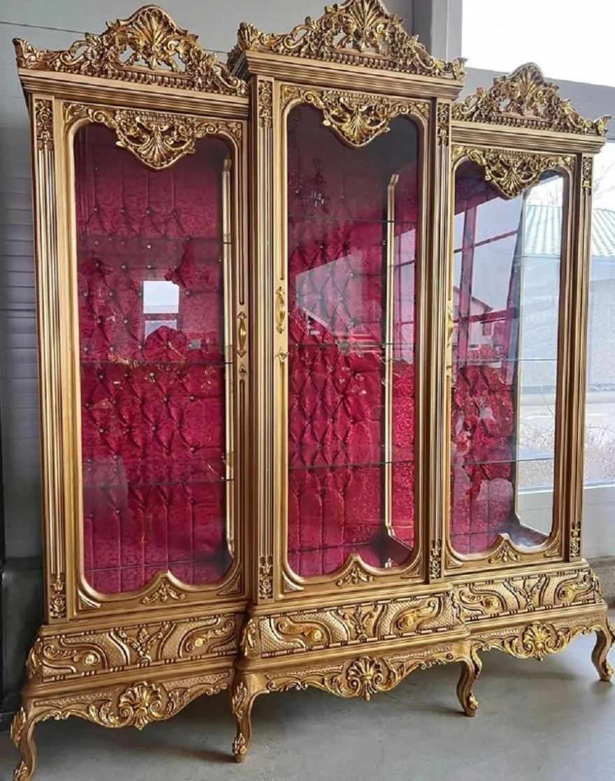 Casa Padrino Barock Vitrine Gold / Bordeauxrot - Handgefertigter Massivholz Vitrinenschrank mit 3 Glastüren und Glitzersteinen - Barock Möbel - Edel & Prunkvoll