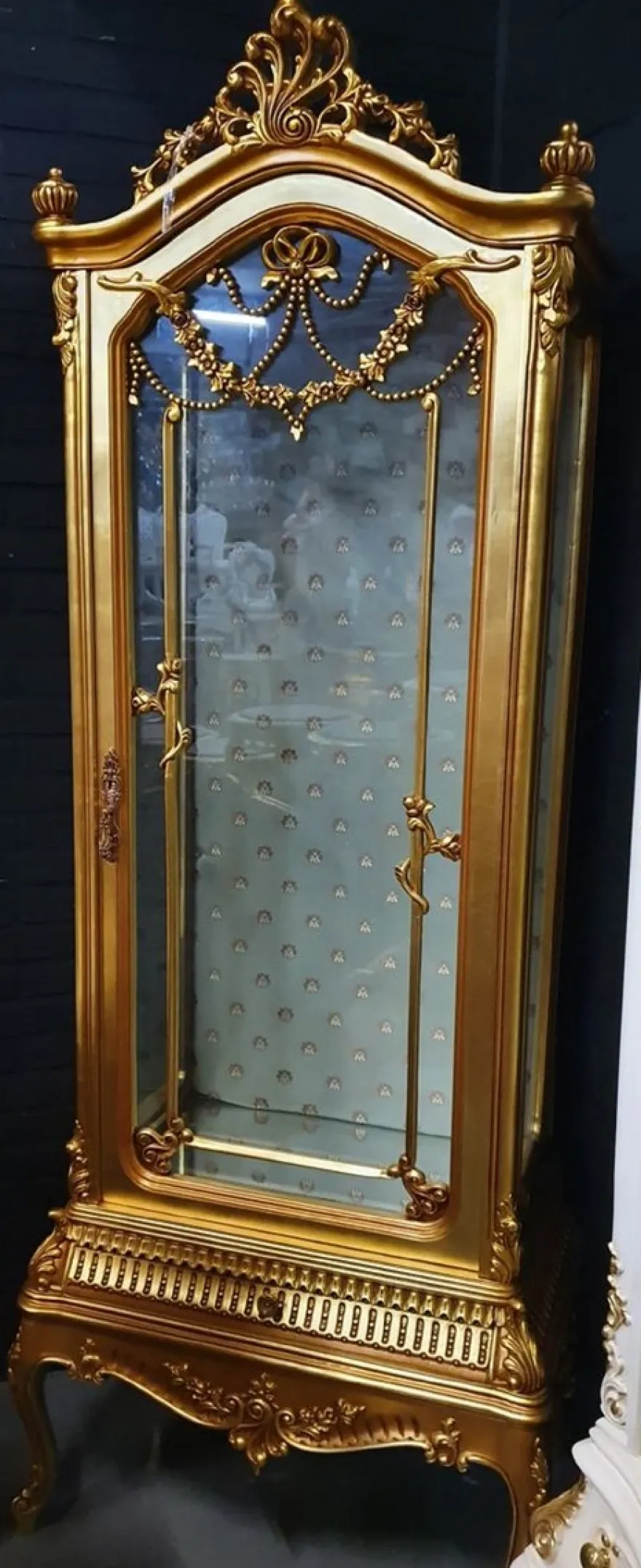 Casa Padrino Barock Vitrine Gold - Barock Vitrinenschrank mit Glastür und Schublade - Barock Wohnzimmer Möbel - Edel & Prunkvoll