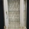 Casa Padrino Barock Vitrine Weiß / Gold - Barock Vitrinenschrank mit Glastür und Schublade - Barock Wohnzimmer Möbel - Edel & Prunkvoll