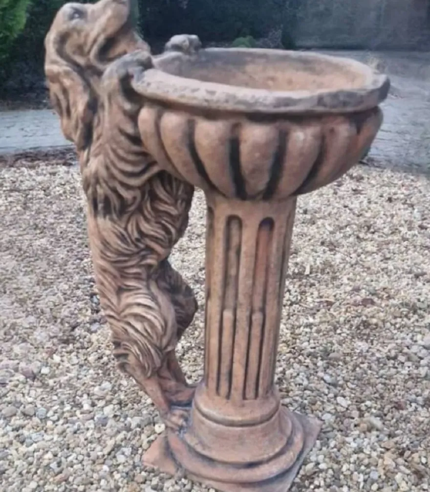 Casa Padrino Barock Vogeltränke mit dekorativer Hunde Skulptur Antik Braun H. 100 cm - Garten Deko Stein Vogelbad - Garten & Terrassen Deko Accessoires im Barockstil