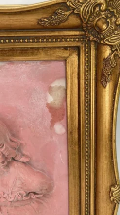 Casa Padrino Barock Wandrelief Rosa / Gold 44,5 x H. 55 cm - Antik Stil Wand Deko Stein Relief mit Prunk Rahmen - Deko Accessoires im Barockstil - Barock Wanddeko