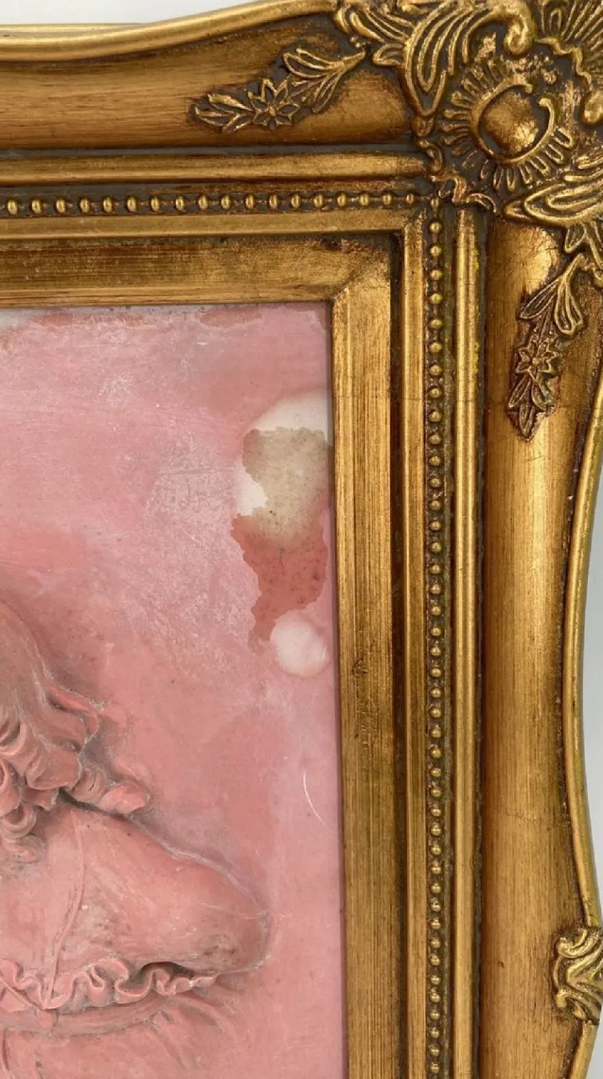 Casa Padrino Barock Wandrelief Rosa / Gold 44,5 x H. 55 cm - Antik Stil Wand Deko Stein Relief mit Prunk Rahmen - Deko Accessoires im Barockstil - Barock Wanddeko