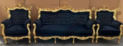 Casa Padrino Barock Wohnzimmer Set Schwarz / Gold - 1 Barock Sofa & 2 Barock Sessel - Barock Möbel - Barock Wohnzimmer Einrichtung - Wohnzimmer Möbel im Barockstil