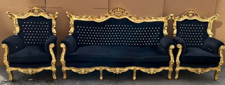 Casa Padrino Barock Wohnzimmer Set Schwarz / Gold - 1 Barock Sofa & 2 Barock Sessel - Barock Möbel - Barock Wohnzimmer Einrichtung - Wohnzimmer Möbel im Barockstil