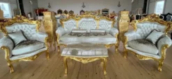 Casa Padrino Barock Wohnzimmer Set Silber Muster / Gold - 1 Barock Sofa & 2 Barock Sessel - Wohnzimmer Möbel im Barockstil