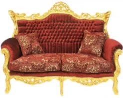 Casa Padrino Barock Wohnzimmer Set Master im edlen Bordeaux Muster Samtstoff und Gold - 2er Sofa und 2 Sessel - Masse: 158x129x60 cm / 85x127x65 cm