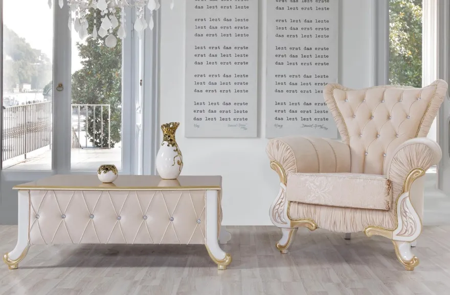 Casa Padrino Barock Wohnzimmer Set Beige / Weiß / Gold - 2 Sofas & 2 Sessel & 1 Couchtisch - Wohnzimmer Möbel im Barockstil - Edle Barock Möbel