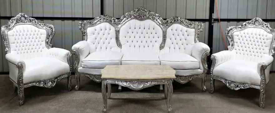 Casa Padrino Barock Wohnzimmer Set Weiß / Silber - 1 Barock Kunstleder Sofa & 2 Barock Kunstleder Sessel - Wohnzimmer Möbel im Barockstil - Barock Möbel - Barock Wohnzimmer Einrichtung