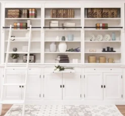 Casa Padrino Bücherregal im Landhausstil mit 6 Türen und Leiter, 300 x 42 x 240 cm