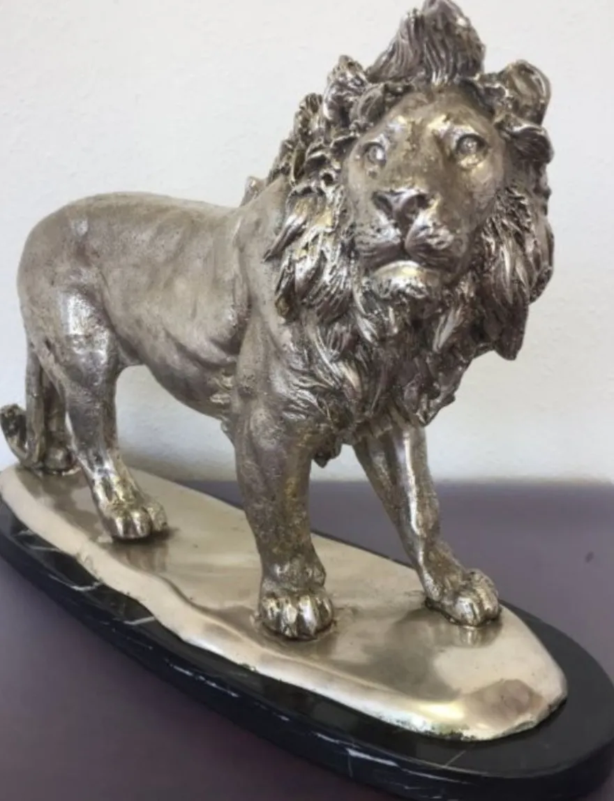 Casa Padrino Bronzefigur Löwe auf Marmorsockel Silber / Schwarz 49 x 16 x H. 31 cm - Luxus Deko Figur