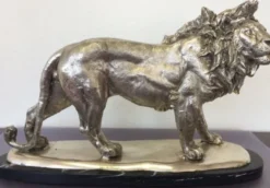 Casa Padrino Bronzefigur Löwe auf Marmorsockel Silber / Schwarz 49 x 16 x H. 31 cm - Luxus Deko Figur