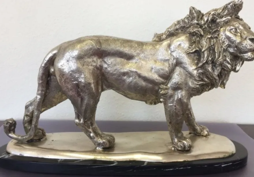Casa Padrino Bronzefigur Löwe auf Marmorsockel Silber / Schwarz 49 x 16 x H. 31 cm - Luxus Deko Figur