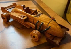 Casa Padrino Deko Auto Rennwagen Braun 31 x 14 x H. 9 cm - Handgefertigtes Holz Auto - Wohnzimmer Deko - Schreibtisch Deko - Deko Accessoires - Holz Autos