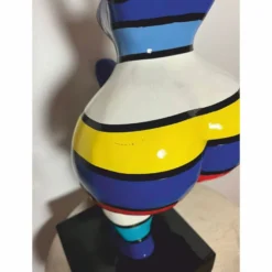 Casa Padrino Deko Figur Frau beim Sport Bunt mit Streifen H. 48 cm - Ausstellungsstück