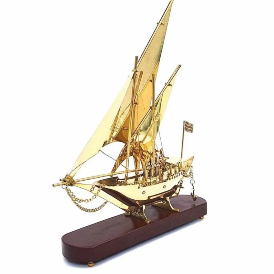 Casa Padrino Deko Messing Segelschiff auf Holzsockel Gold / Dunkelbraun H. 43 cm