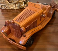 Casa Padrino Deko Oldtimer Auto Braun 32 x H. 12 cm - Handgefertigtes Holz Auto - Wohnzimmer Deko - Schreibtisch Deko - Deko Accessoires - Holz Oldtimer Autos