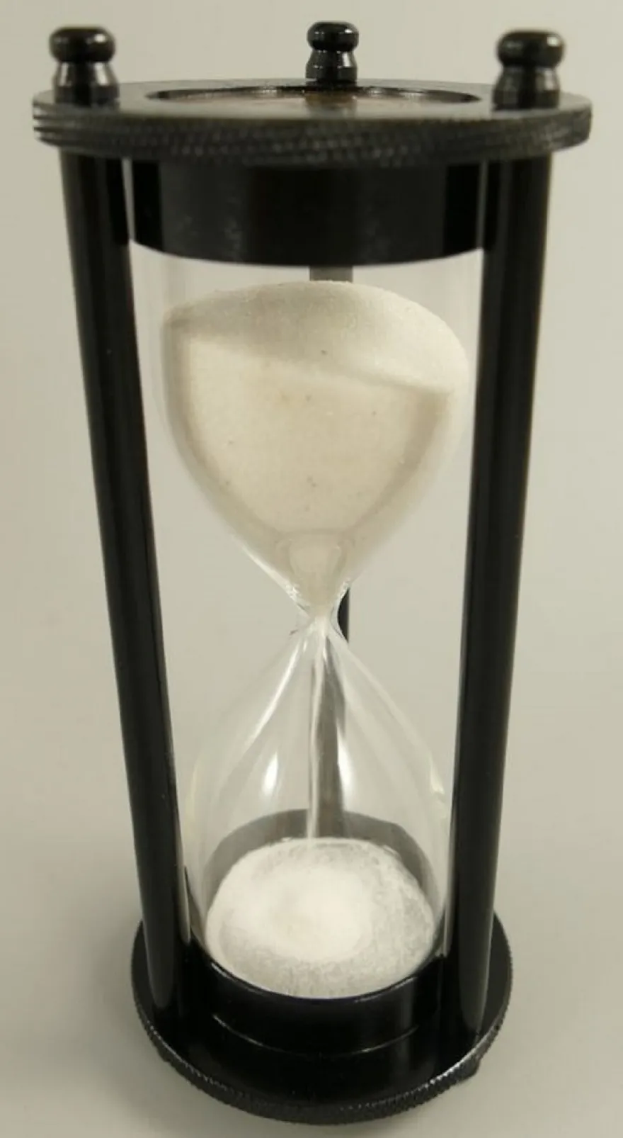 Casa Padrino Deko Sanduhr Schwarz / Weiß Ø 7 x H. 18 cm - Schreibtisch Deko - Wohnzimmer Deko - Designer Deko - Deko Accessoires