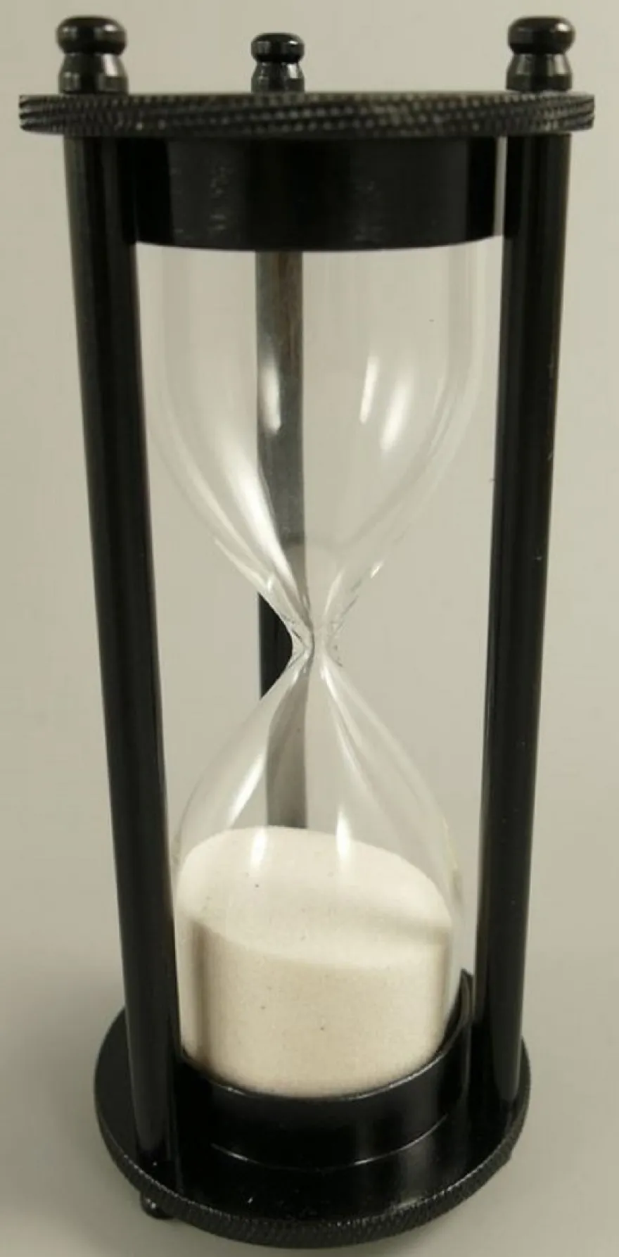 Casa Padrino Deko Sanduhr Schwarz / Weiß Ø 7 x H. 18 cm - Schreibtisch Deko - Wohnzimmer Deko - Designer Deko - Deko Accessoires