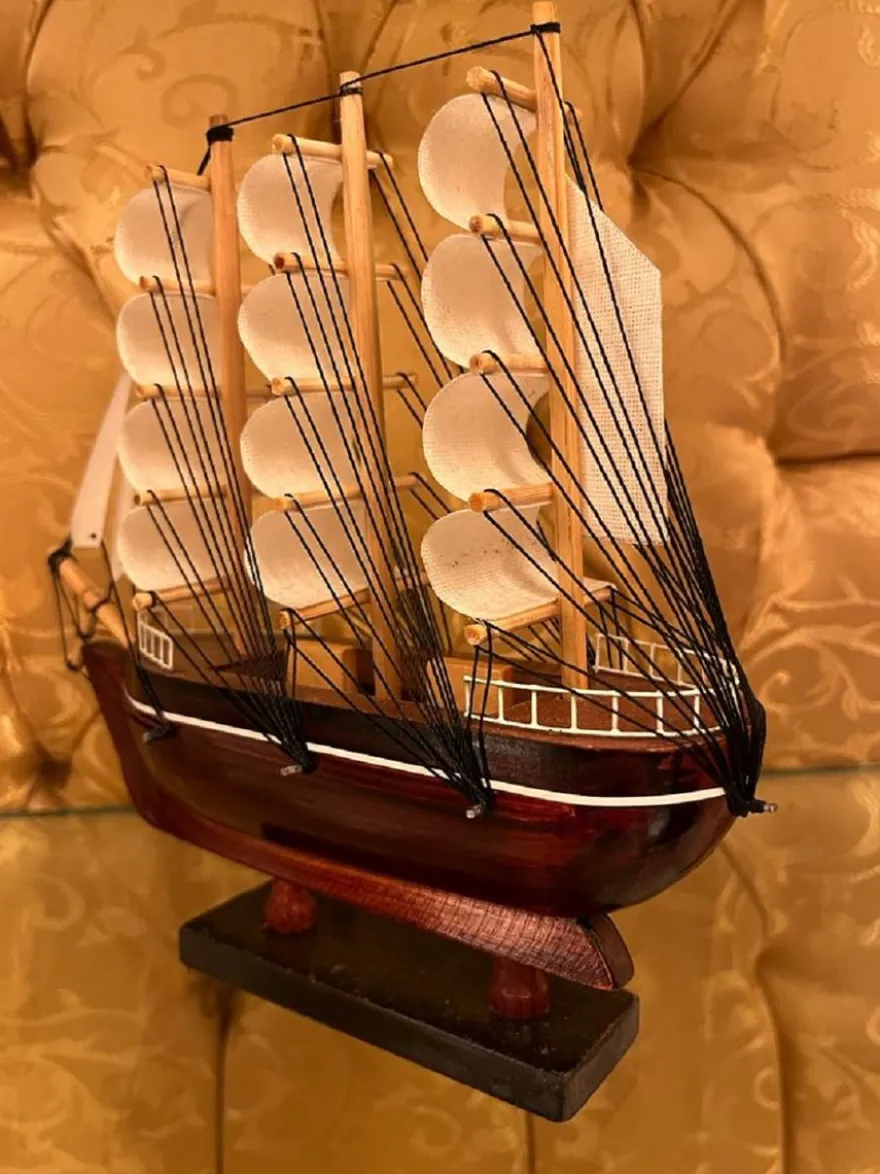 Casa Padrino Deko Segelschiff Belem Braun / Weiß / Naturfarben 20 x 5 x H. 20 cm - Handgefertigtes Deko Schiff - Deko Holzschiff - Modellschiff - Deko Accessoires