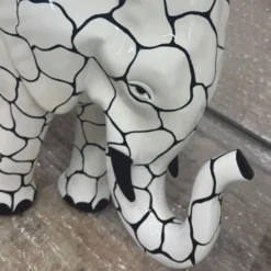 Casa Padrino Deko Skulptur Elefant Weiß / Schwarz 84 x H. 57 cm - Deko Figur