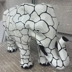 Casa Padrino Deko Skulptur Elefant Weiß / Schwarz 84 x H. 57 cm - Deko Figur