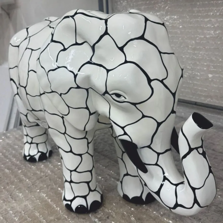 Casa Padrino Deko Skulptur Elefant Weiß / Schwarz 84 x H. 57 cm - Deko Figur