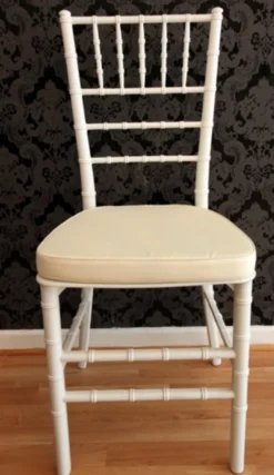 Casa Padrino Designer Acryl Stuhl Ghost Chair in Weiß mit Sitzkissen in Creme - 92,5 x 40 x 46 cm - Polycarbonat Stuhl