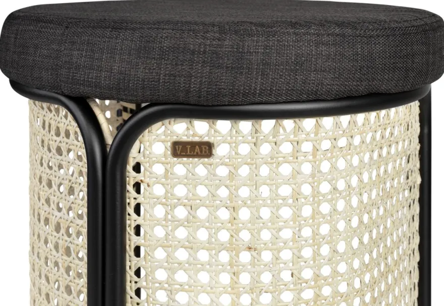 Casa Padrino Designer Barhocker Schwarz / Naturfarben Ø 40,5 x H. 75,5 cm - Runder gepolsterter Barstuhl mit edlem Rattangeflecht und pulverbeschichtetem Stahlrahmen