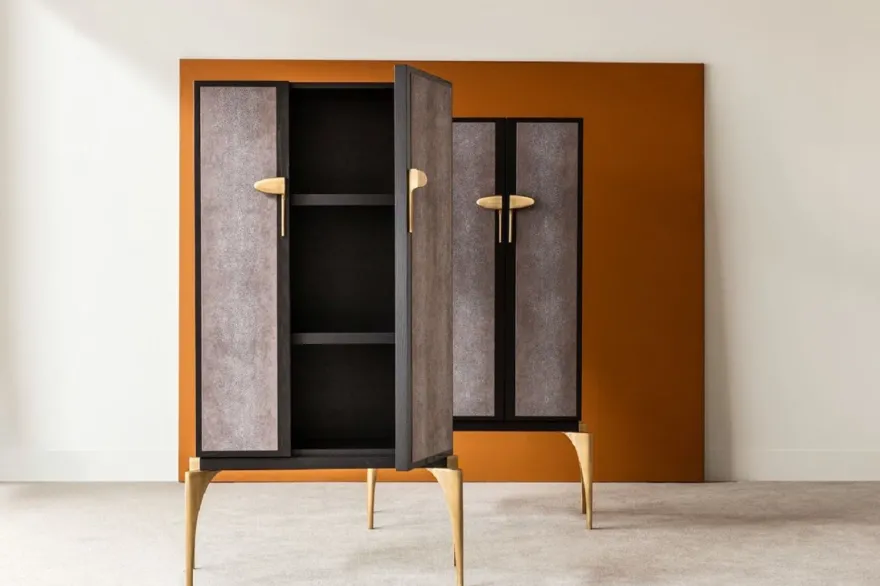 Casa Padrino Designer Barschrank Schwarz / Grau / Silber 90 x 50 x H. 160 cm - Massivholz Schrank mit 2 Türen - Wohnzimmer Möbel - Hotel Möbel - Luxus Kollektion