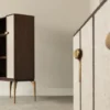 Casa Padrino Designer Barschrank Braun / Grau / Messing 90 x 50 x H. 160 cm - Massivholz Schrank mit 2 Türen - Wohnzimmer Möbel - Hotel Möbel - Luxus Kollektion