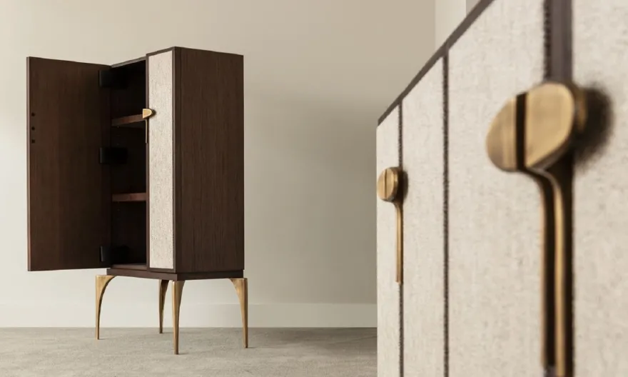 Casa Padrino Designer Barschrank Braun / Grau / Messing 90 x 50 x H. 160 cm - Massivholz Schrank mit 2 Türen - Wohnzimmer Möbel - Hotel Möbel - Luxus Kollektion