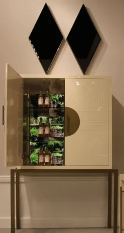 Casa Padrino Designer Barschrank Creme / Messing 120 x 40 x H. 190 cm - Edler Weinschrank mit hochwertigen Keramikfliesen - Bar Möbel - Hotel Möbel - Luxus Qualität