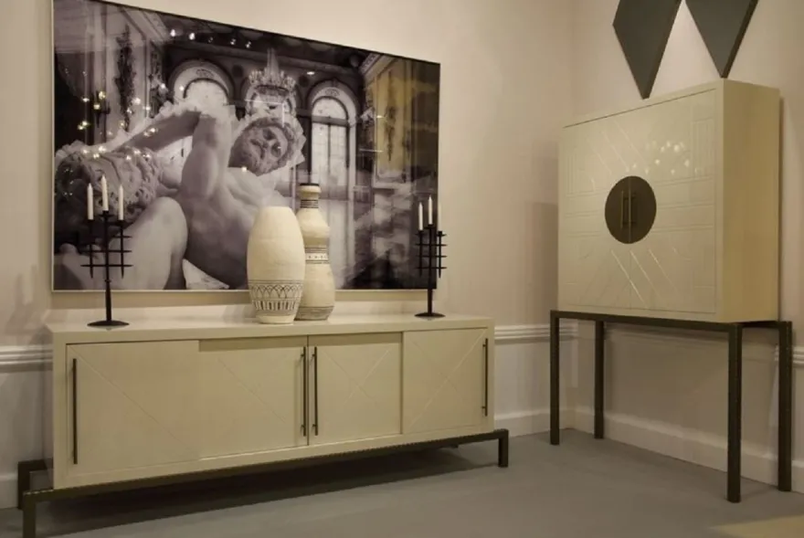 Casa Padrino Designer Barschrank Creme / Messing 120 x 40 x H. 190 cm - Edler Weinschrank mit hochwertigen Keramikfliesen - Bar Möbel - Hotel Möbel - Luxus Qualität