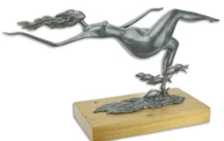 Casa Padrino Designer Bronzefigur schwimmende Frau mit Fischen Blau / Gold / Naturfarben 67 x 20,8 x H. 35,6 cm - Luxus Deko Bronze Skulptur mit Holzsockel