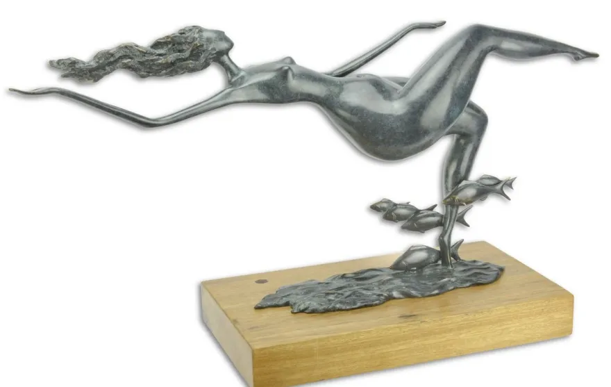 Casa Padrino Designer Bronzefigur schwimmende Frau mit Fischen Blau / Gold / Naturfarben 67 x 20,8 x H. 35,6 cm - Luxus Deko Bronze Skulptur mit Holzsockel