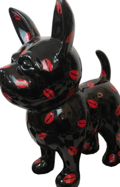Casa Padrino Designer Dekofigur Chihuahua Hund Schwarz / Rot H. 91 cm - Wetterbeständige Deko Skulptur - Wohnzimmer Deko - Garten Deko - Designer Deko Tierfigur