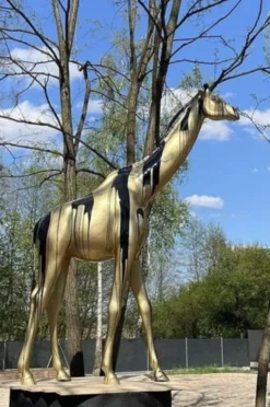 Casa Padrino Designer Deko Giraffe Schwarz / Gold Mod2 H. 320 cm - Riesige Dekofigur - Lebensgroße Tierfigur - Gartendeko XXL Skulptur Lebensgross
