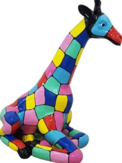 Casa Padrino Designer Deko Skulptur sitzende Giraffe Bunt H. 80 cm - Wetterbeständige Dekofigur - Wohnzimmer Garten Terrassen Deko