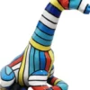 Casa Padrino Designer Deko Skulptur sitzende Giraffe mit Streifen Mehrfarbig H. 80 cm - Wetterbeständige Dekofigur - Wohnzimmer Garten Terrassen Deko