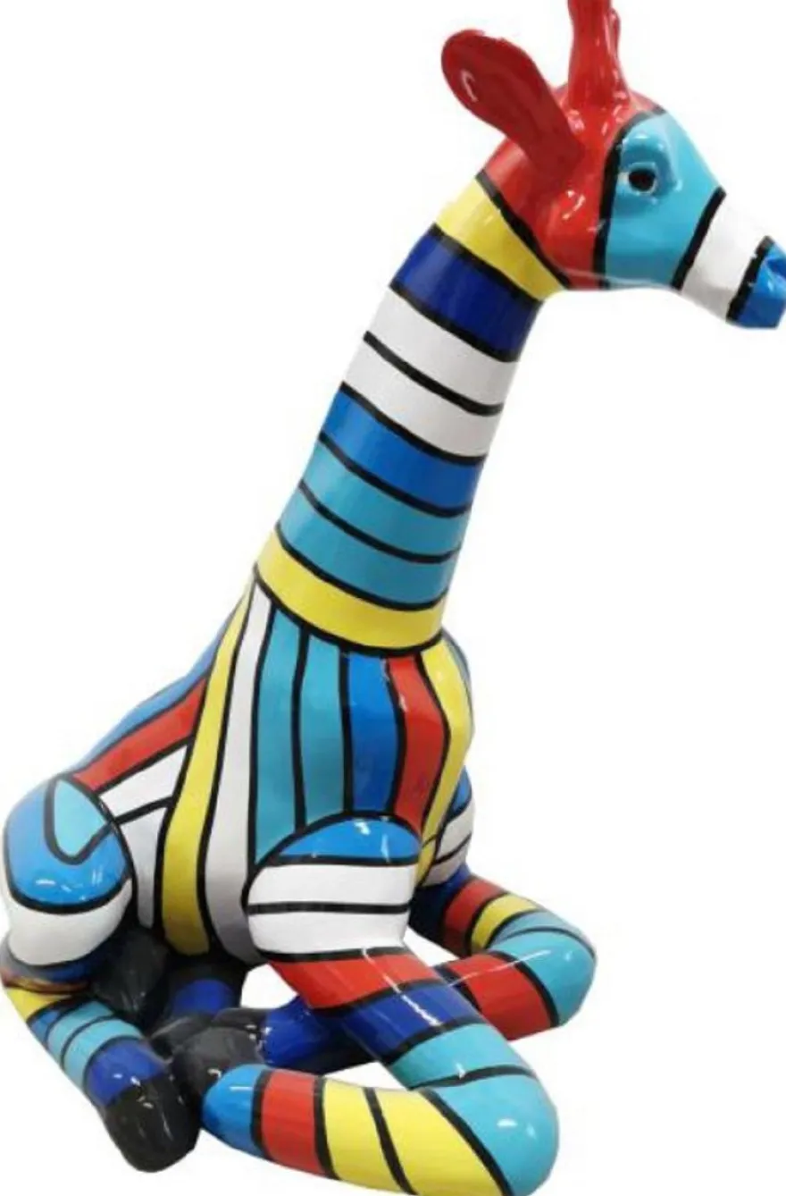 Casa Padrino Designer Deko Skulptur sitzende Giraffe mit Streifen Mehrfarbig H. 80 cm - Wetterbeständige Dekofigur - Wohnzimmer Garten Terrassen Deko