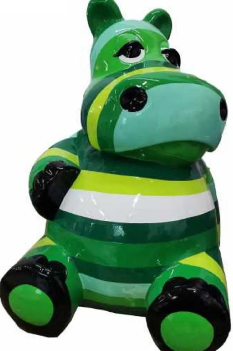 Casa Padrino Designer Deko Skulptur Sitzendes Nilpferd Grün / Mehrfarbig H. 48 cm - Wetterbeständige Dekofigur - Wohnzimmer Deko - Garten Deko - Terrassen Deko