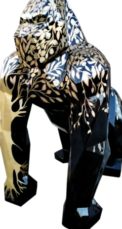 Casa Padrino Designer Deko Skulptur Gorilla Affe mit Glitzer Look Schwarz / Gold 118 x 78 x H. 128 cm - Deko Tierfigur - Riesige Wetterbeständige Gartendekofigur