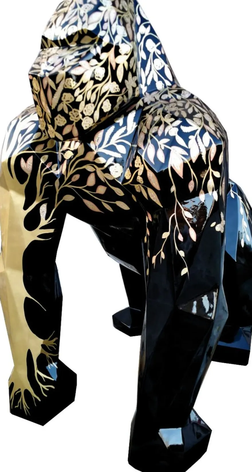 Casa Padrino Designer Deko Skulptur Gorilla Affe mit Glitzer Look Schwarz / Gold 118 x 78 x H. 128 cm - Deko Tierfigur - Riesige Wetterbeständige Gartendekofigur