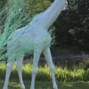 Casa Padrino Designer Deko Skulptur Giraffe Weiß H. 320 cm - Riesige Dekofigur - Lebensgroße Tierfigur - Wetterbeständige Gartendeko Figur XXL Skulptur