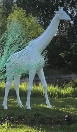 Casa Padrino Designer Deko Skulptur Giraffe Weiß H. 320 cm - Riesige Dekofigur - Lebensgroße Tierfigur - Wetterbeständige Gartendeko Figur XXL Skulptur