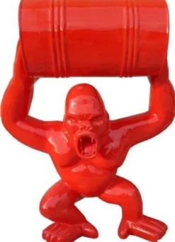 Casa Padrino Designer Deko Skulptur Gorilla Affe mit Fass Rot H. 100 cm - Wetterbeständige Dekofigur - Designer Deko Tierfigur