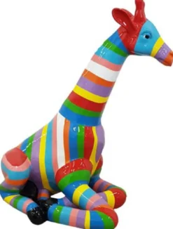 Casa Padrino Designer Deko Skulptur sitzende Giraffe mit Streifen Bunt H. 80 cm - Wetterbeständige Dekofigur - Wohnzimmer Garten Terrassen Deko