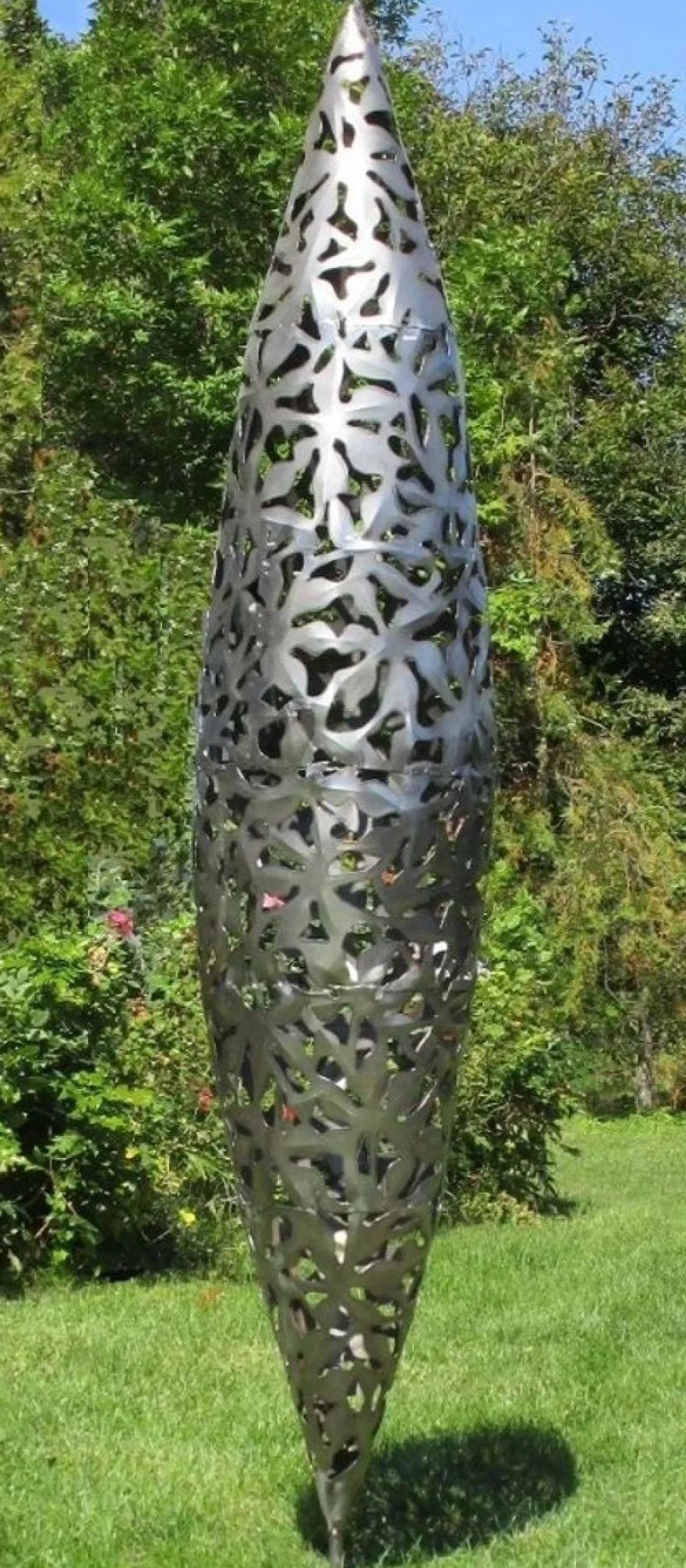 Casa Padrino Designer Edelstahl Garten Skulptur Zapfen Kegel Silber Ø 40 x H. 200 cm - Handgefertigte Gartenfigur - Luxus Garten Dekoration