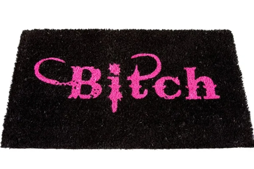 Casa Padrino Designer Fußmatte Bitch mit Schriftzug, schwarz-pink, Länge 70 cm, Breite 40 cm, Höhe 2 cm